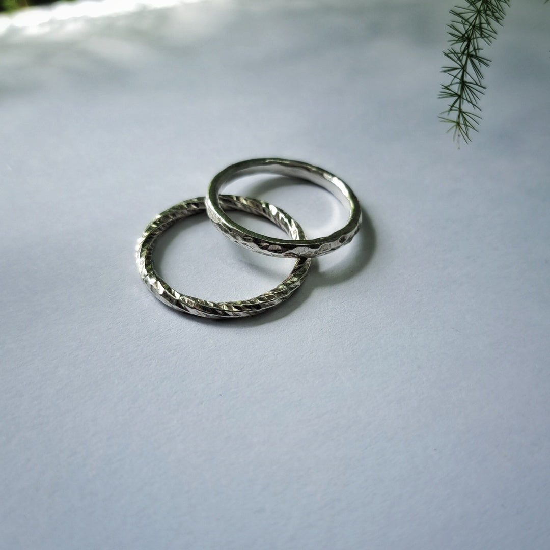 Deux bagues texturées empilables en argent