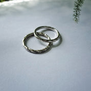 Deux bagues texturées empilables en argent