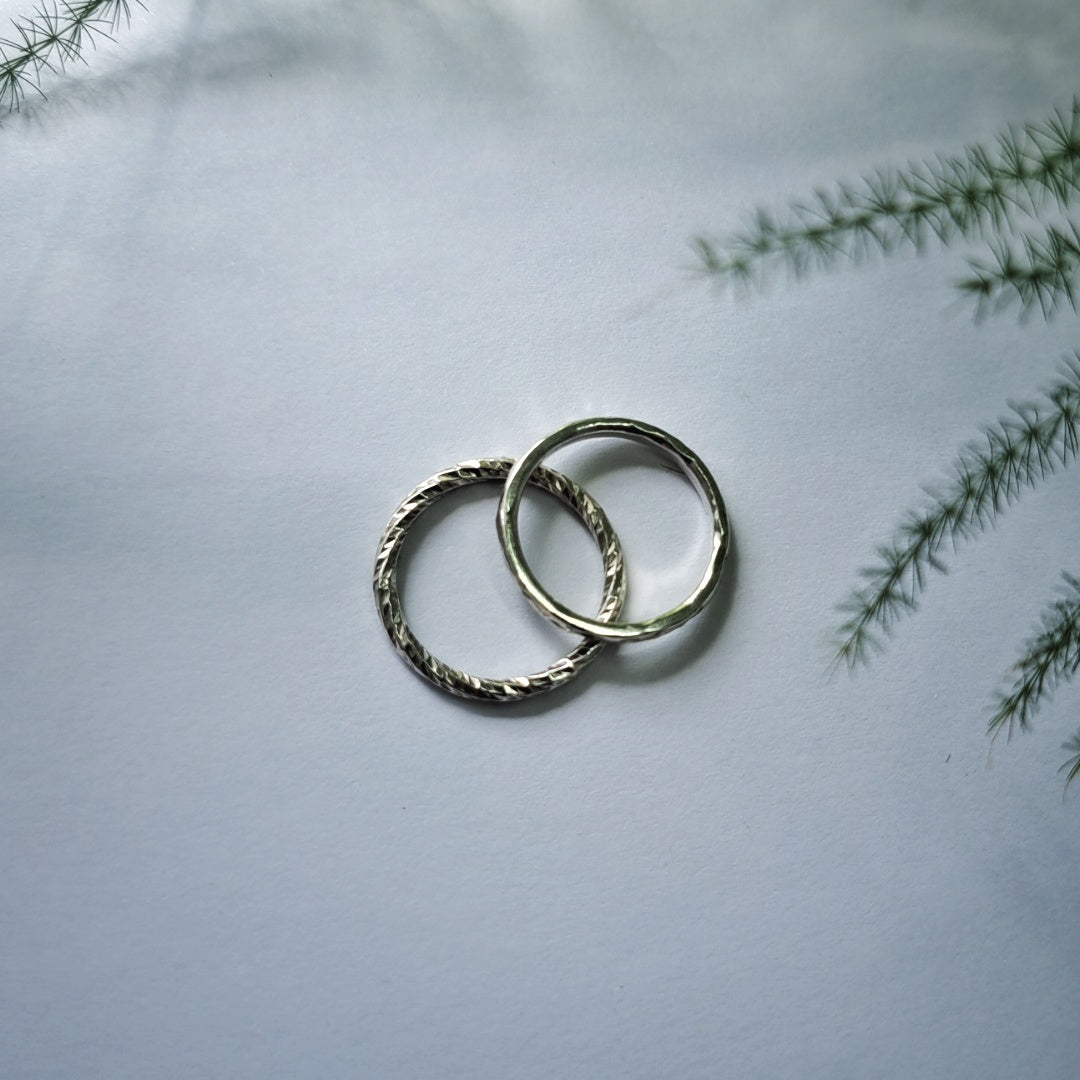 Deux bagues texturées empilables en argent
