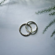 Deux bagues texturées empilables en argent