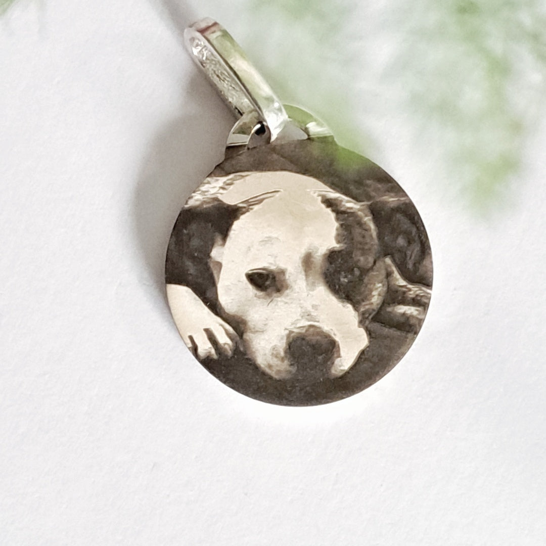 Round pendant with a dog's face