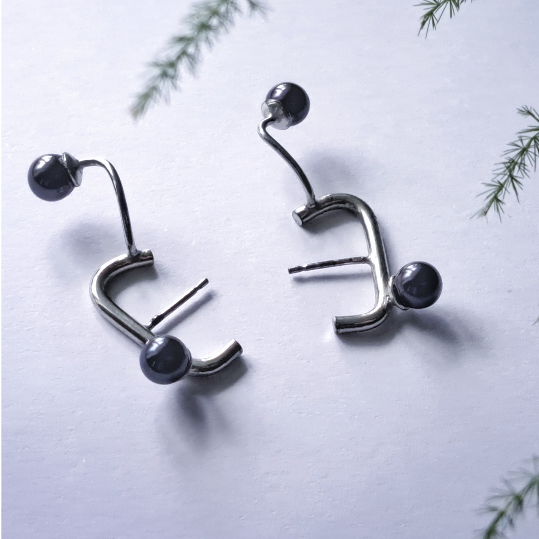 Earrings with peacock pearls