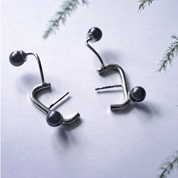 Earrings with peacock pearls