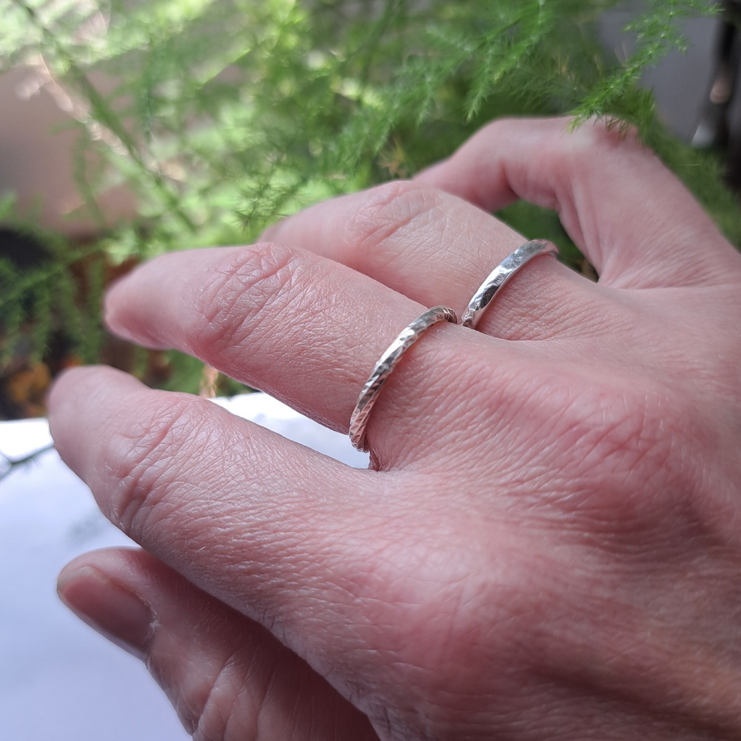 Deux bagues texturées empilables en argent