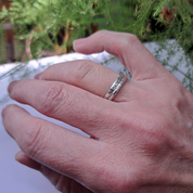 Deux bagues texturées empilables en argent