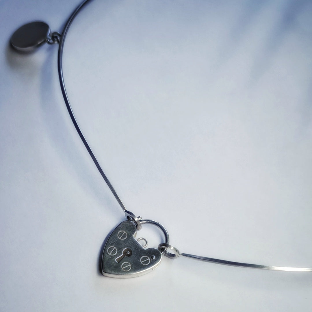 Collier minimaliste en argent avec cadenas en forme de cœur