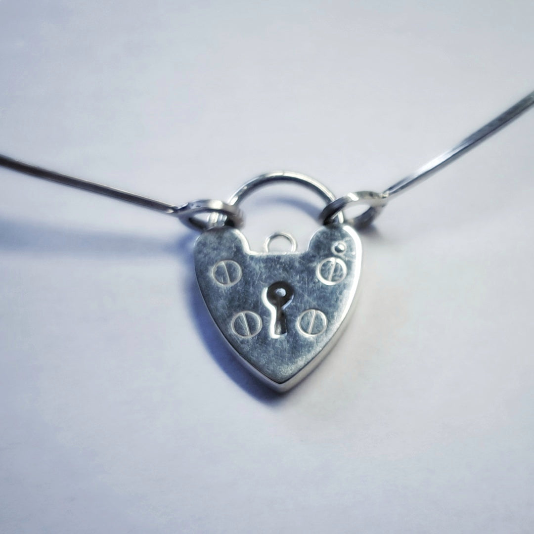Collier minimaliste en argent avec cadenas en forme de cœur