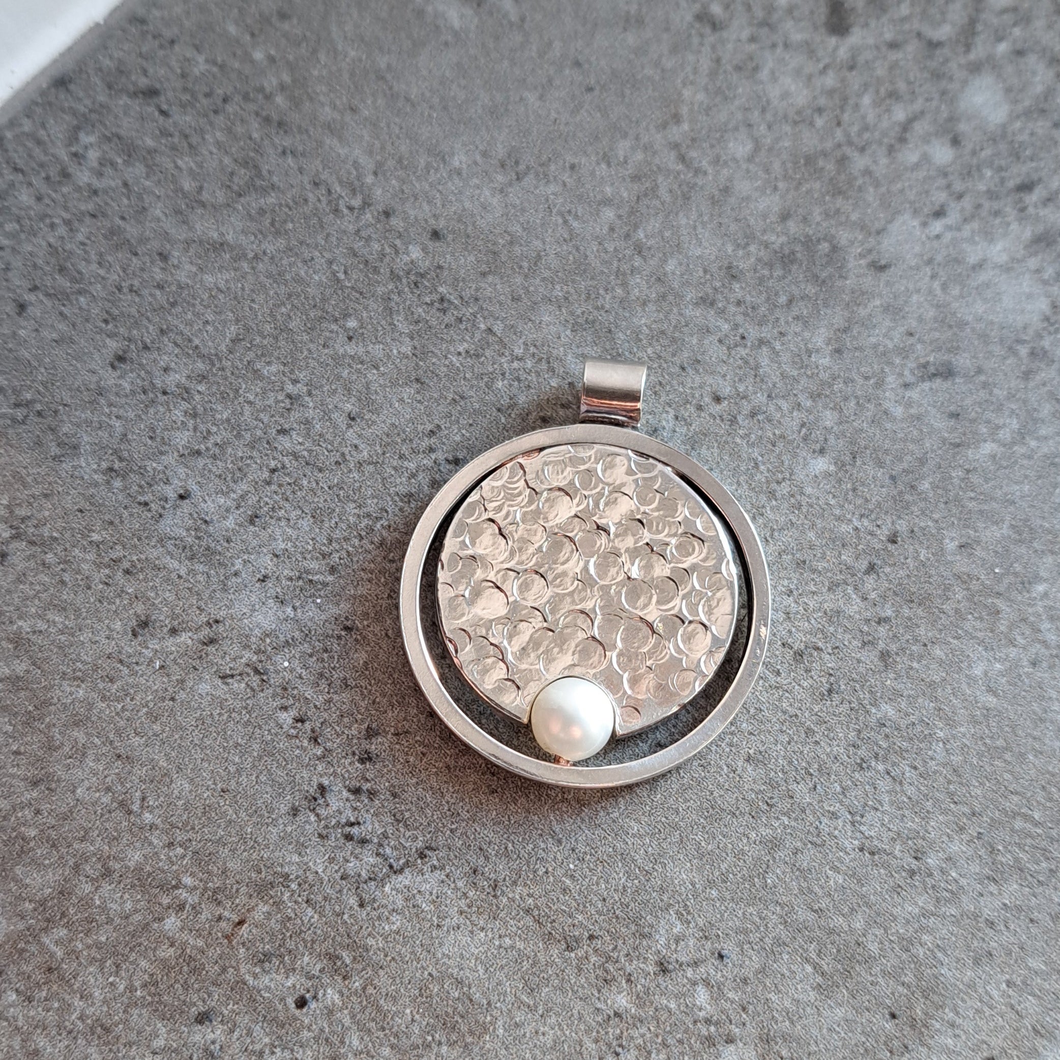 Silver pendant with pearl 