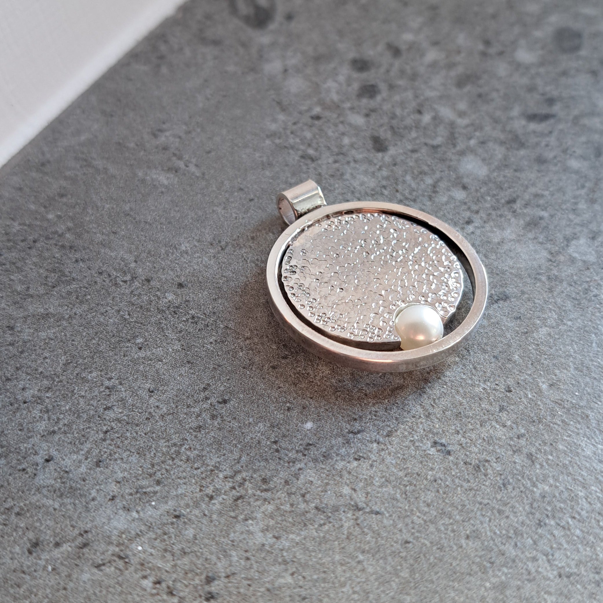 Silver pendant with pearl 