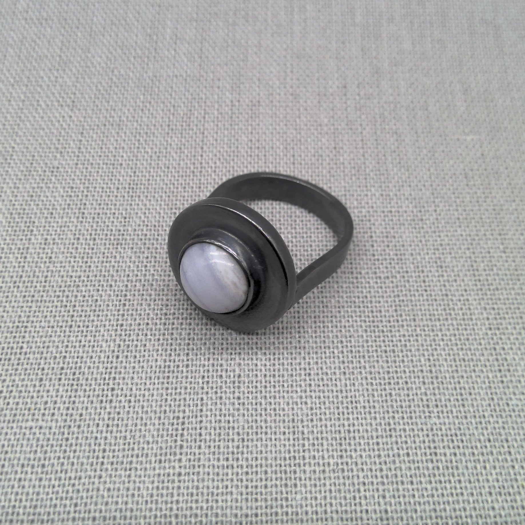 Side profile of oxidised blue lace agate silver ring