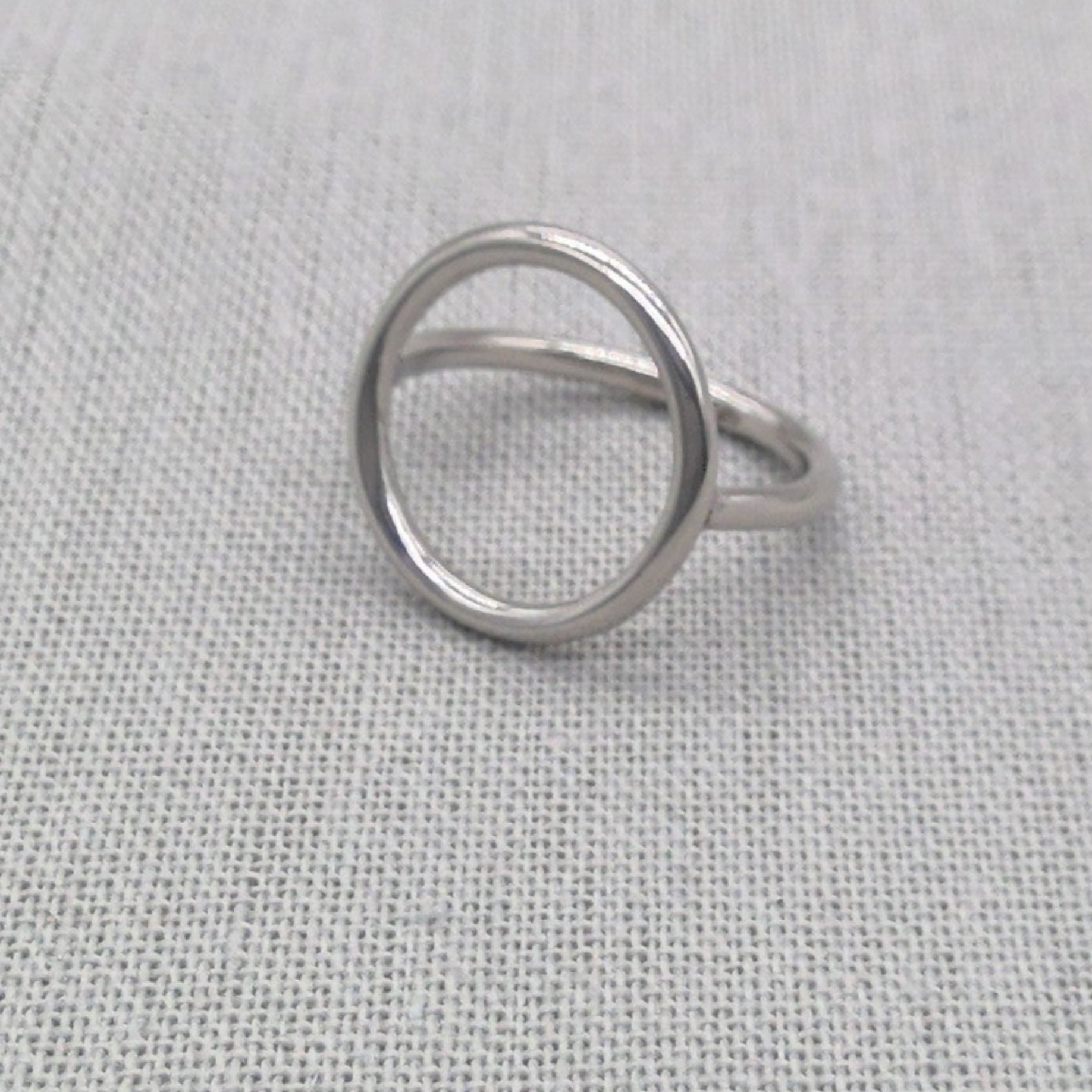Front view of polished silver circle ring
