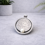 Silver pendant with pearl