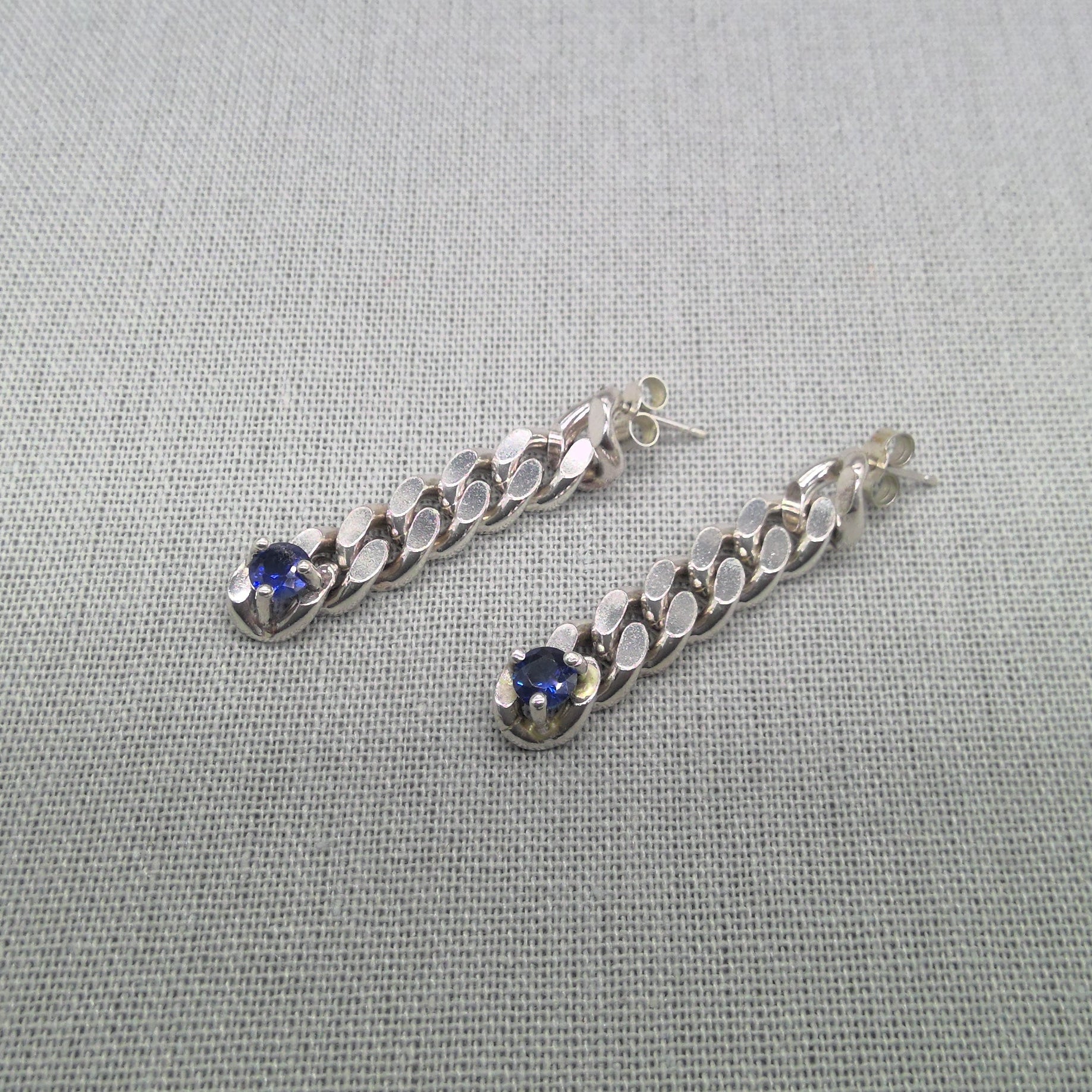 Silver chain link earrings set with natural sapphires