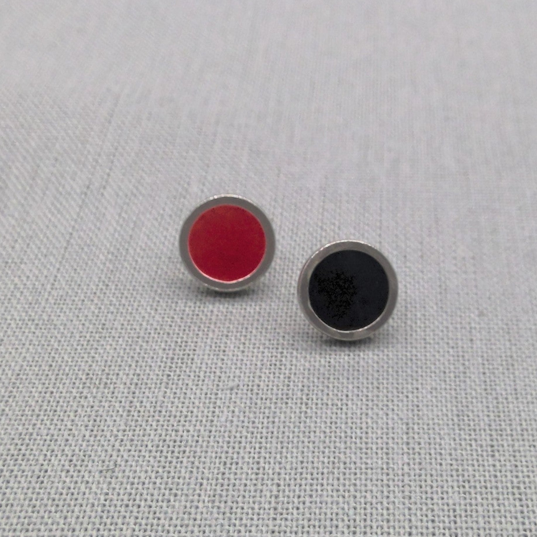 Single resin and zircon recycled silver studs in red and black